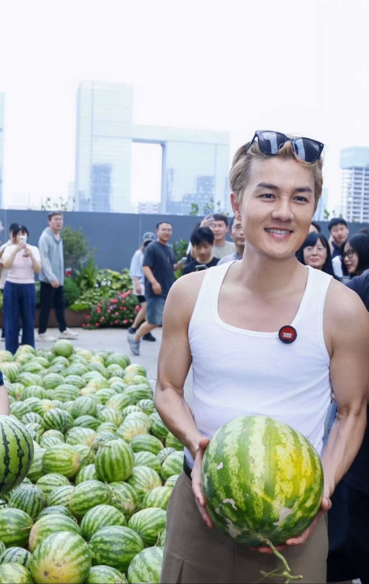 吴克群要收250吨西瓜送往全国各地在这么多明星里面，吴克群真的是最亲民的了，接触