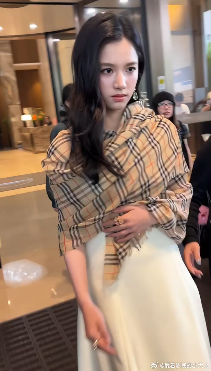 张婧仪芒果招商会路透张婧仪芒果招商会look ​​​张婧仪芒果招商会路透 ​​​