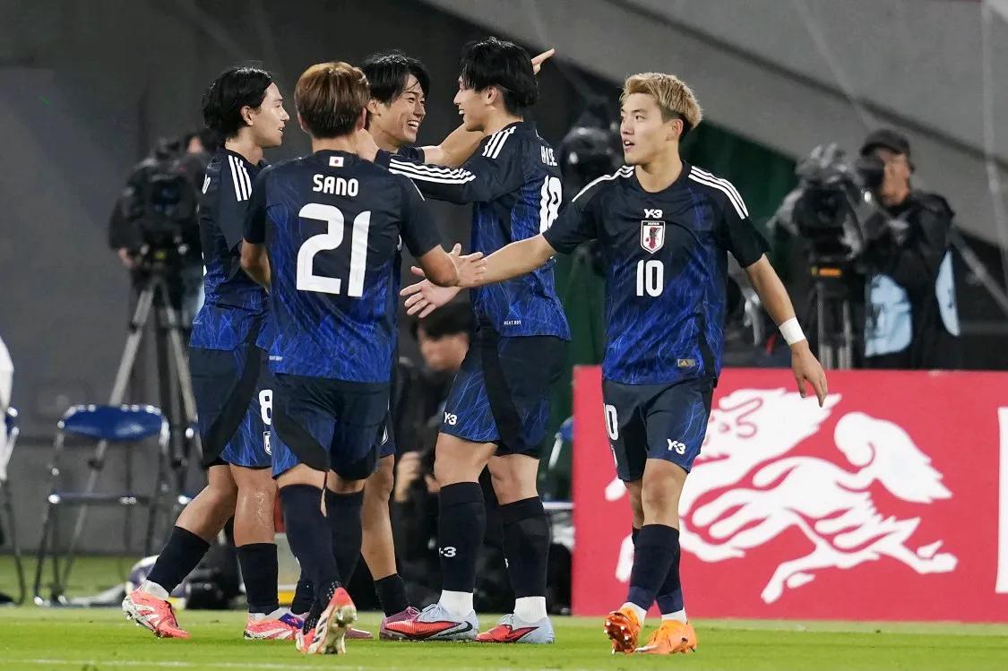 解说员黄健翔暗讽了董路此前说过的争议言论。
黄健翔在社交媒体表示，日本足球确实到