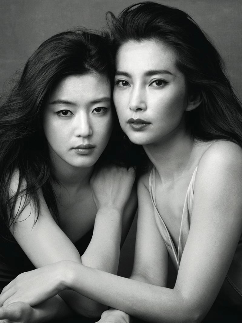 2011年，全智贤与李冰冰在合作《雪花秘扇》时期拍摄的同框写真。 