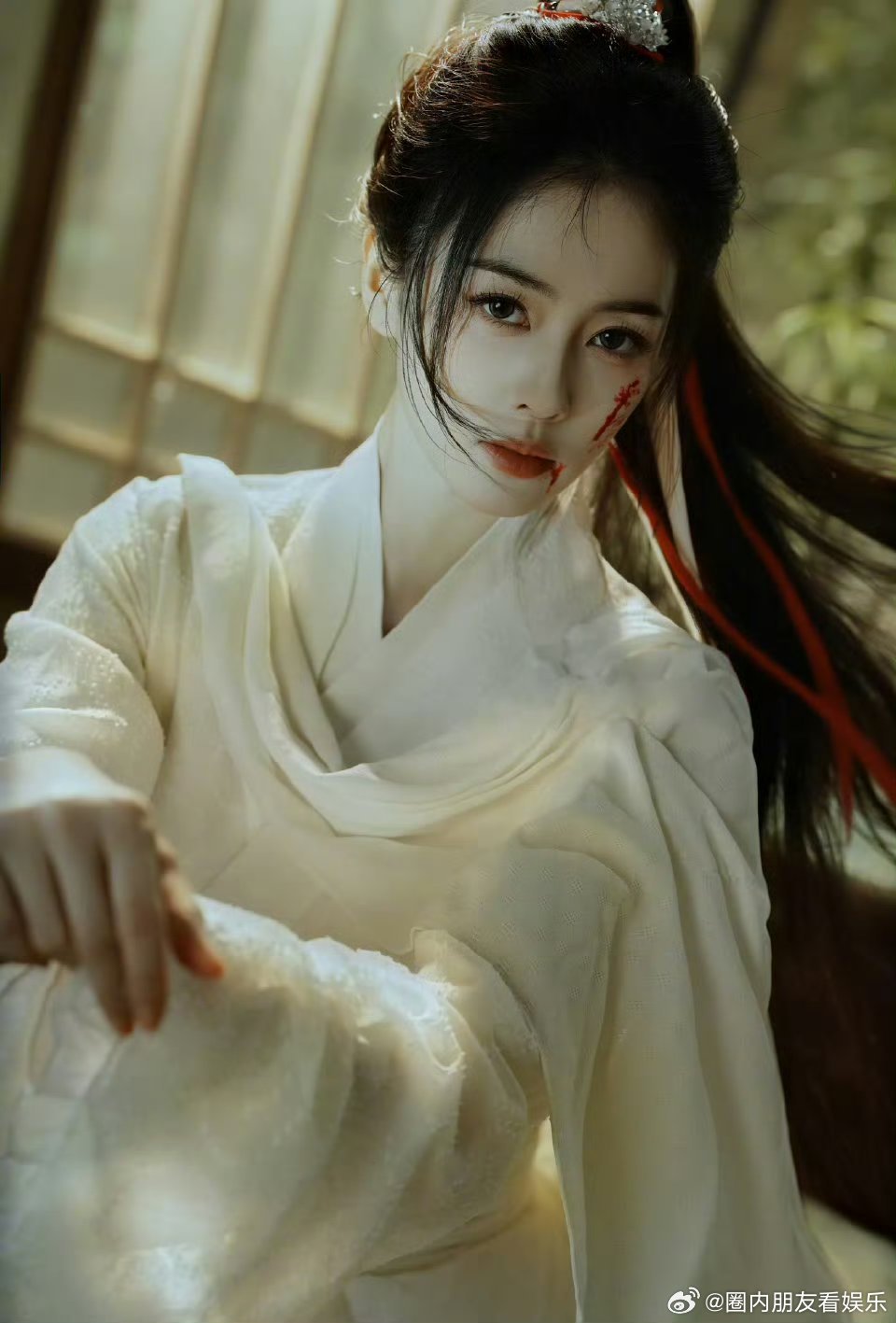 白鹿战损照清醒又狠绝 上元夜灭门之痛，刻进骨血里的恨。白鹿把李佩仪的清醒与狠绝演