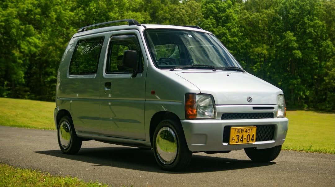 一台1996年款的铃木Wagon R 4WD目前正在出售。该车采用银色涂装，表显