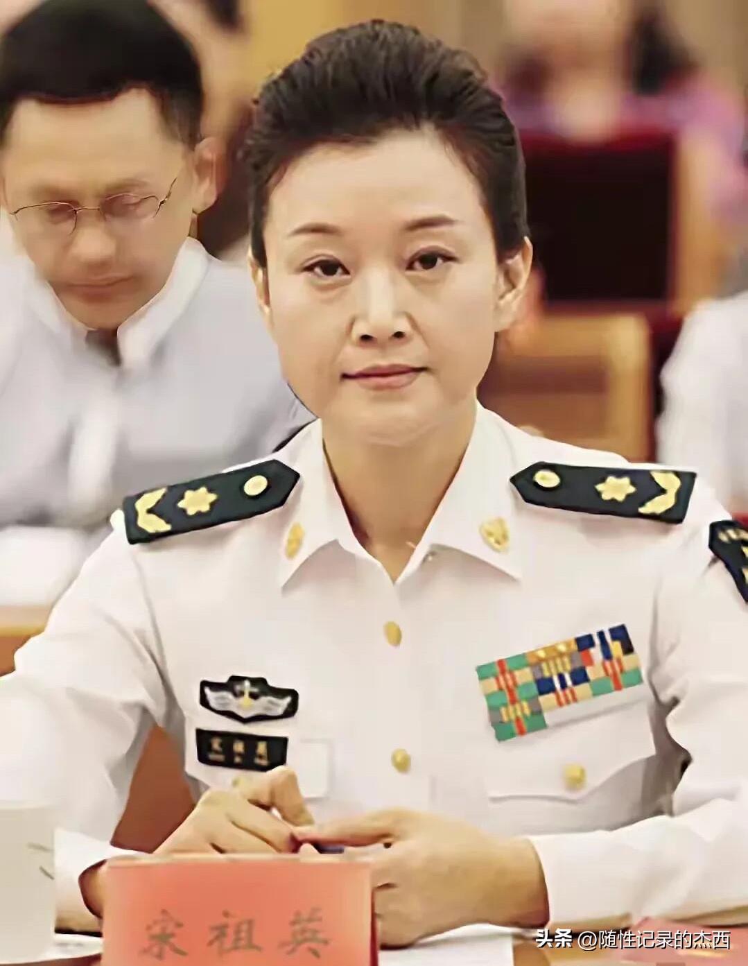 年龄渐长的她，还是那么迷人，身材高挑，气质脱俗，集东方女性之美与中国传统美女于一