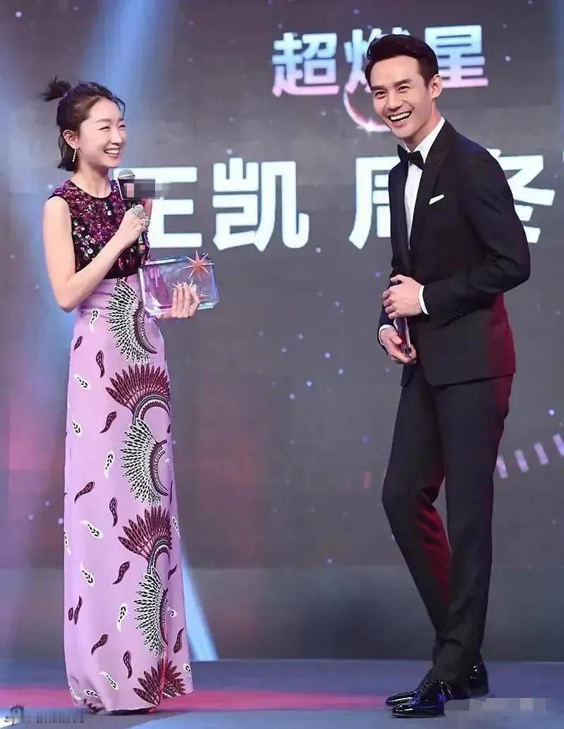 两人同框好开心。
周冬雨这个造型俏皮可爱，头上扎个小揪揪，清纯靓丽，又少女感满满