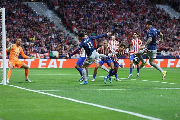 马竞vs阿森纳 阿森纳需要马杜埃凯这种个人英雄主义，第6分钟，他从两名防守队员夹