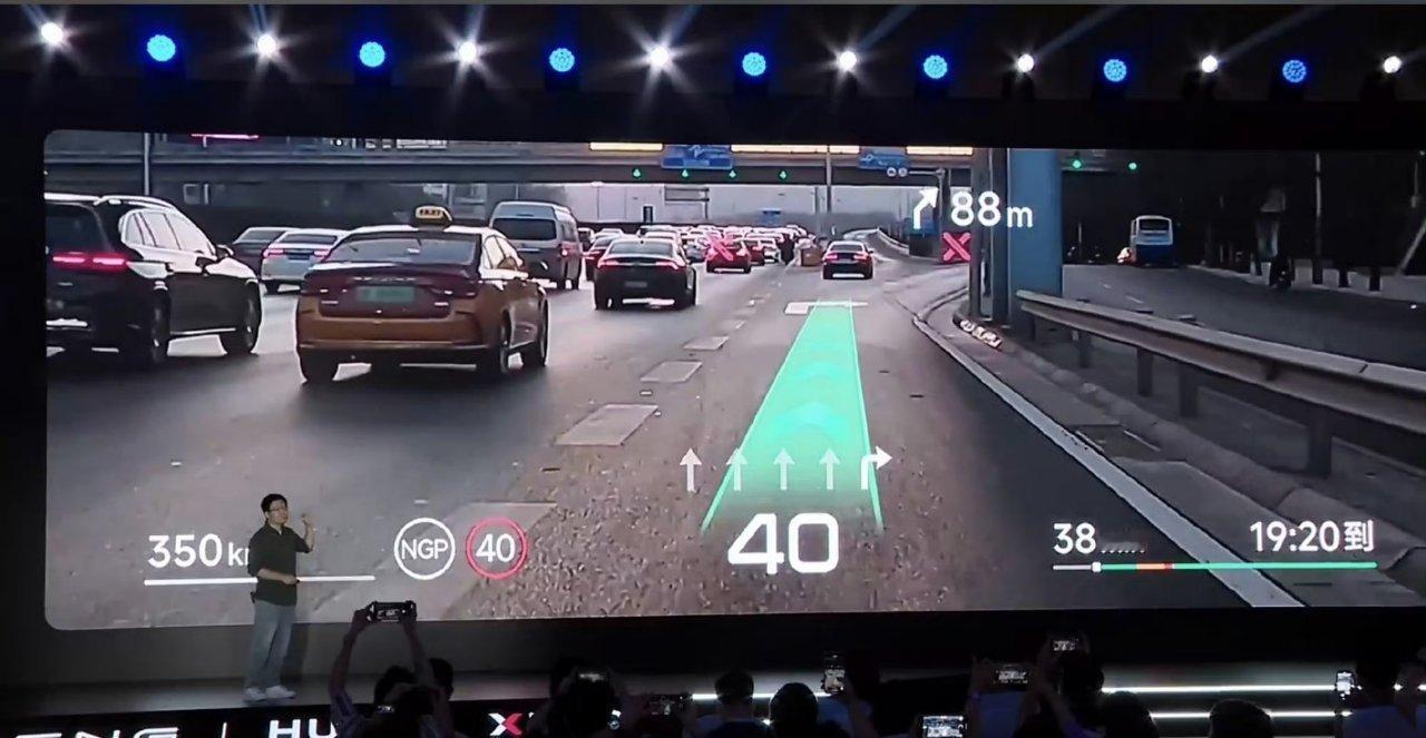 小鹏这个 AR-HUD 在面对多路口时，会给错误道路画一个叉 ❌[笑cry]这真