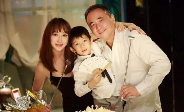 胡静的儿子长得可真标致，浓眉大眼，完美的遗传了老爸老妈的优良基因，五官精致，呆萌