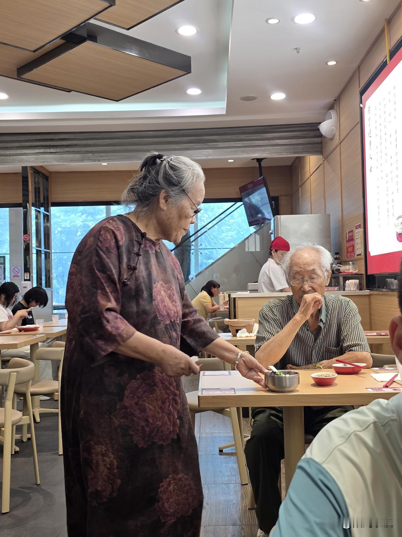 发现一个扎心的现实，爷们一定要看清楚想明白……

每次外出吃饭，我特别留意老年夫