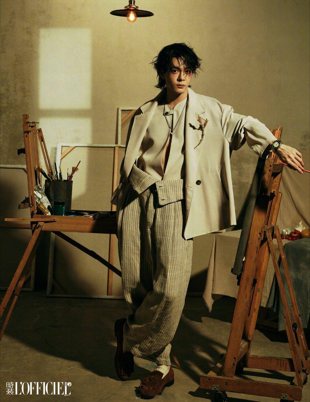 在光影与色彩交织的曾舜晞时装油画少年大片 里，曾舜晞化身从油画中走出的少年 ，魅