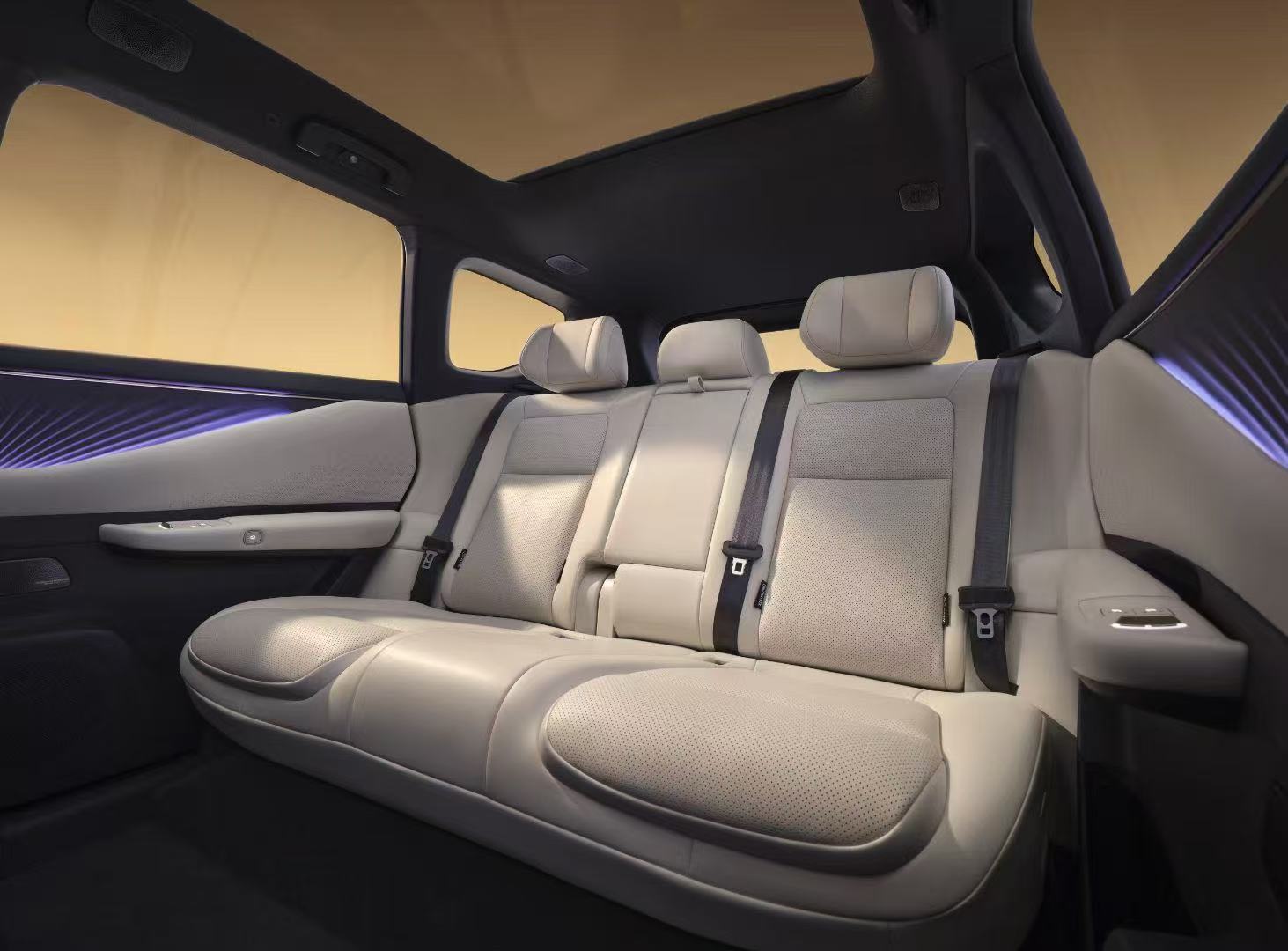 20万级SUV，用户要什么？品牌靠谱、空间够大、智能够用。市场上，真不多。东风日