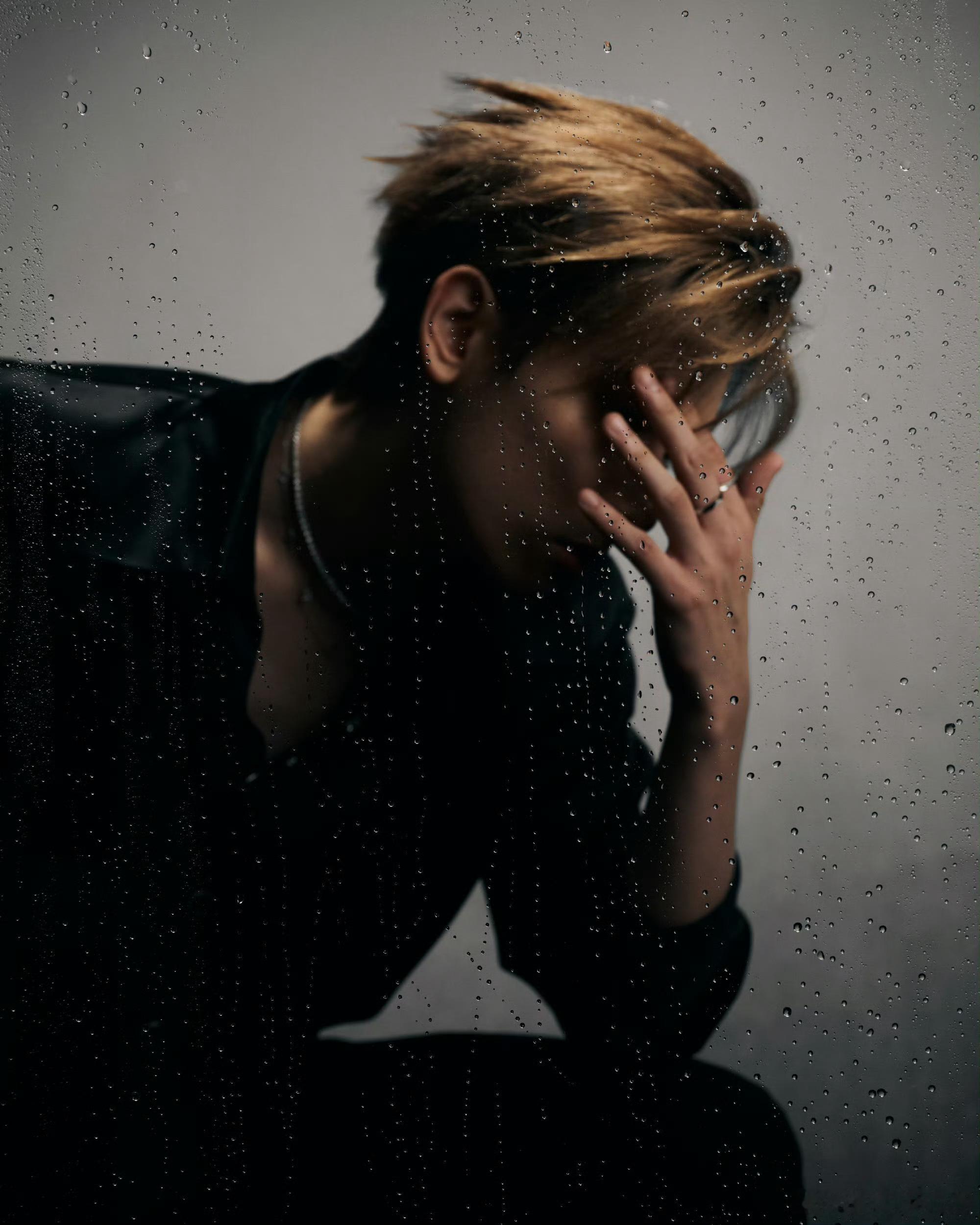胡先煦黑衬衣扣子少扣一颗就好了胡先煦完全男鬼味胡先煦黑衬衣扣子少一颗就好了🆘完