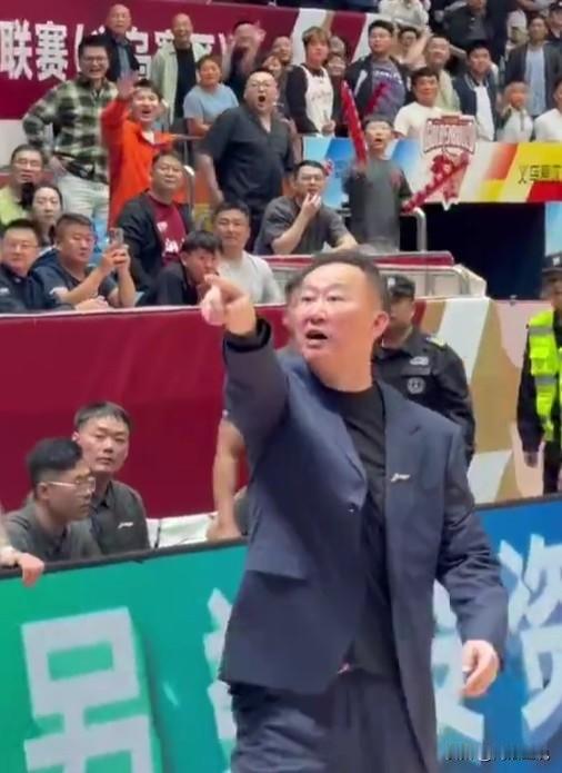 青岛主帅刘维伟与浙江主场球迷爆发激烈口角，浙江球迷就是这样对待功勋主帅的？
CB