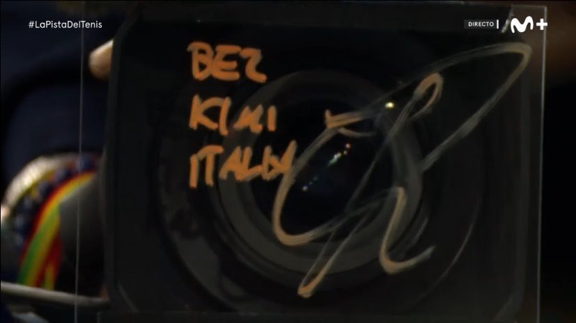 又是属于意大利人的一天辛纳夺冠之后签名：贝塞奇（MotoGP美国站冠军 打破连续