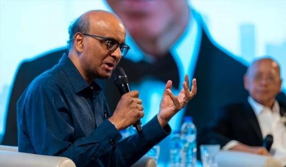 新加坡尚达曼总统，在一场活动发言时，说了一句完全让全世界的中国人笑掉大牙的话。他