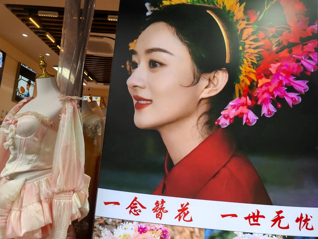 雨中漫步三坊七巷，还“偶遇”了赵丽颖、林则徐、林觉民、林徽因，不虚此行。[微笑]