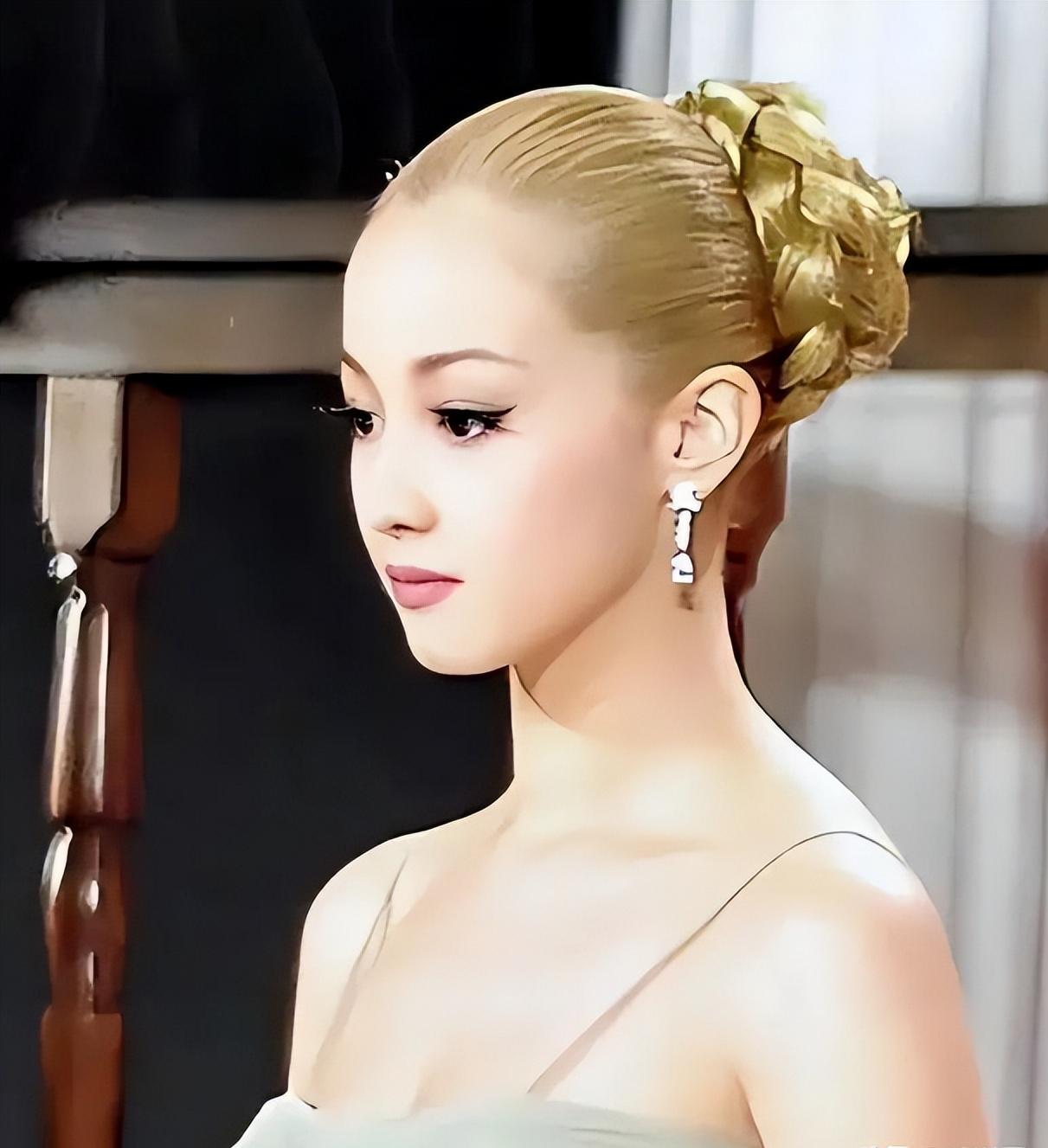 “一个月5次，超过按50万一次收费！”2009年，“亚洲第一美人”泽尻英龙华在婚