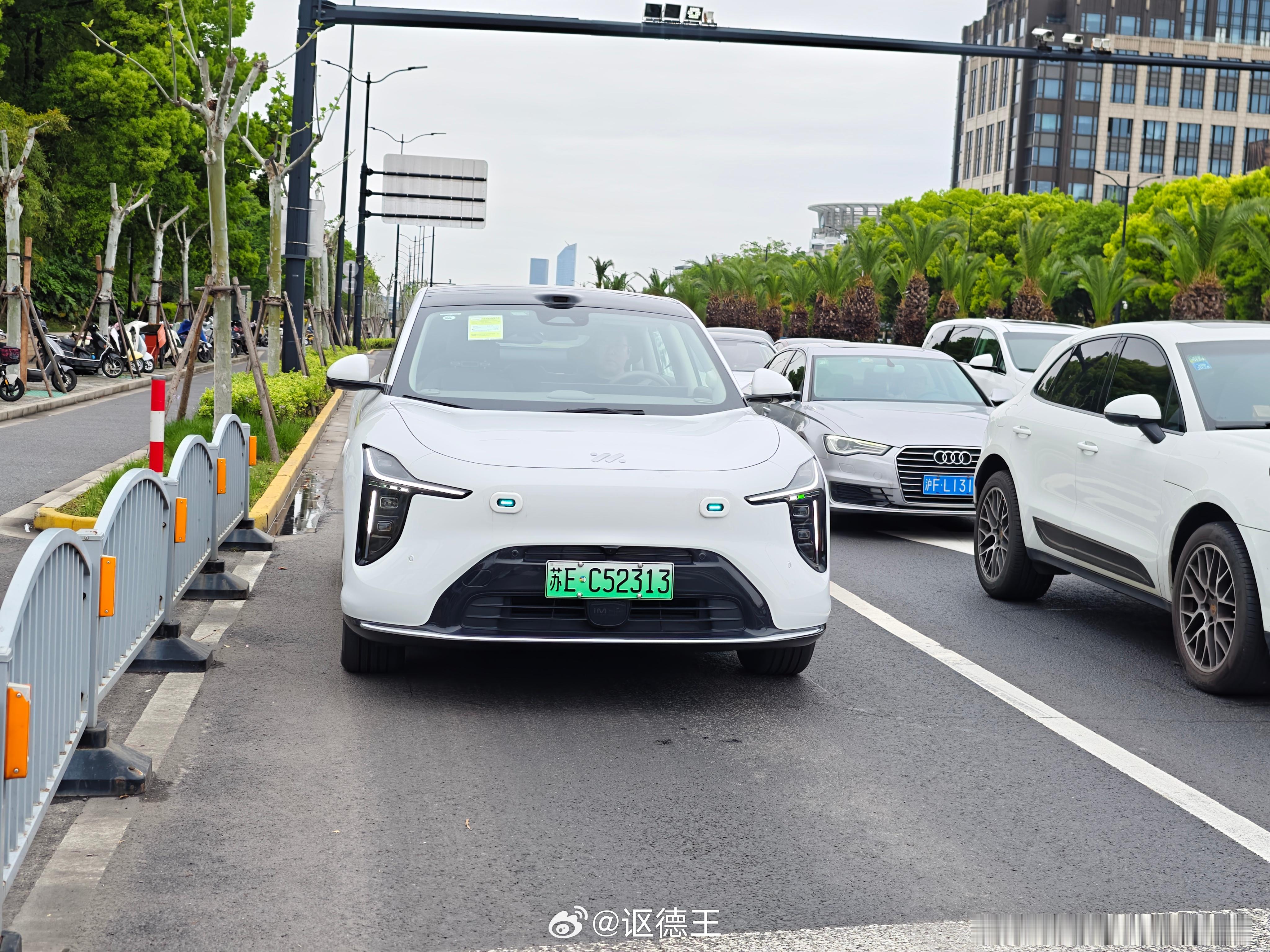 智己这个小蓝灯是肿么肥四？