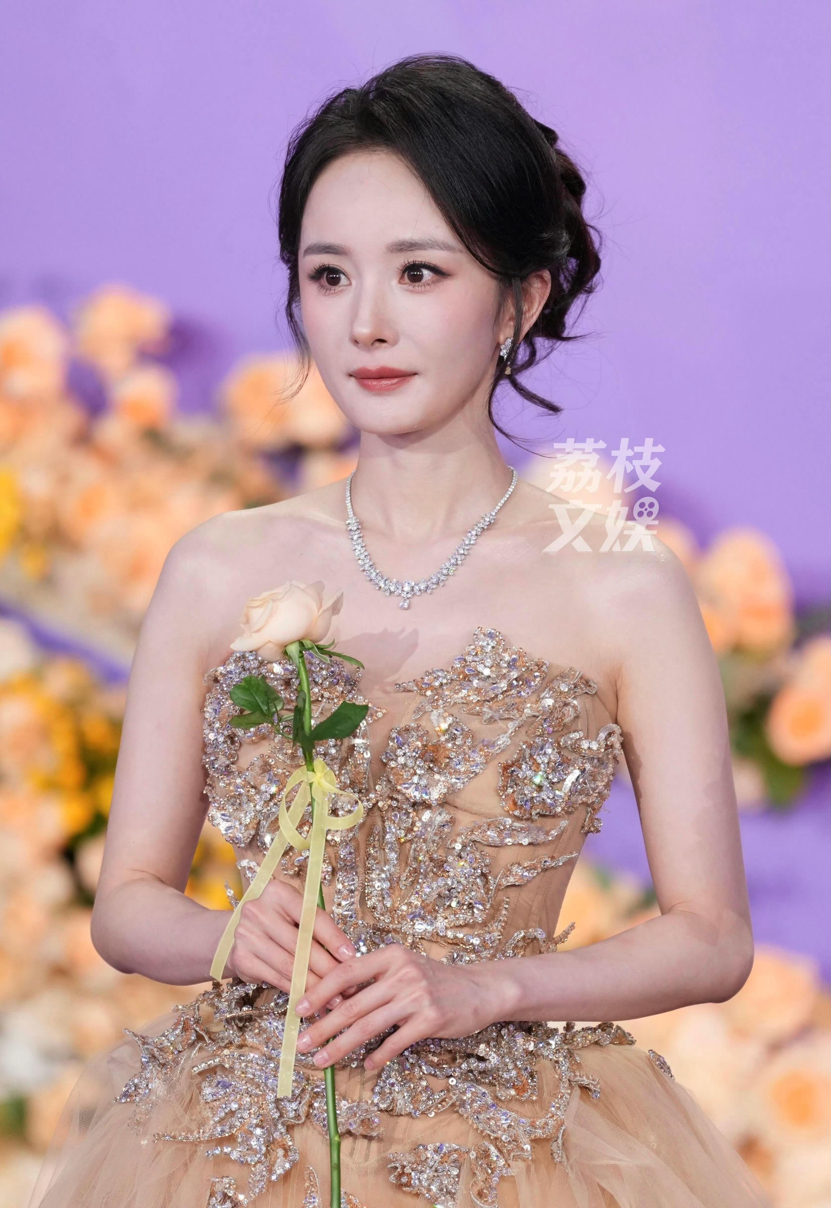 杨幂现在的颜值依旧很顶内娱人气第一也不过分 