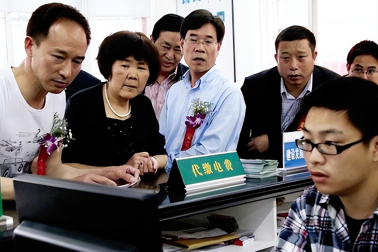 是谁在替我们交电费？中国的路灯每晚“免费”开，最后谁来支付？
 
 
一盏盏灯火