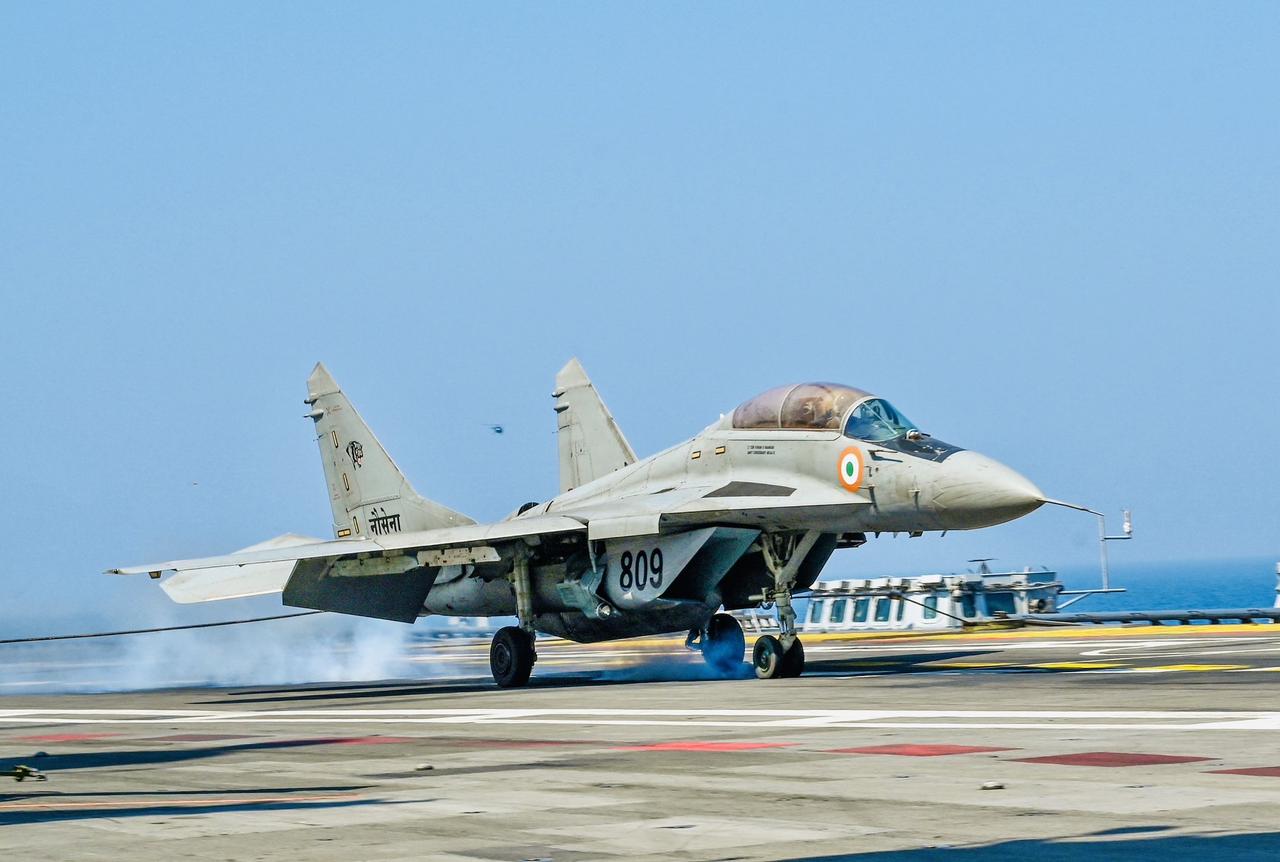 印度海军举办仪式庆祝“维克兰特”号航母正式实现了1000次成功安全着舰。