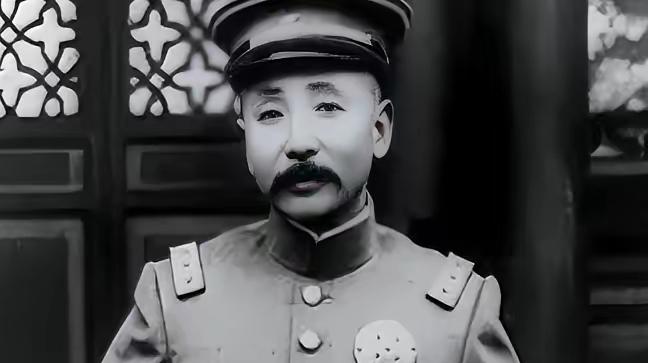 张作霖路过一个修鞋摊，见鞋匠干活慢，抬脚就踢了一下。鞋匠反手就给了他一巴掌，骂道