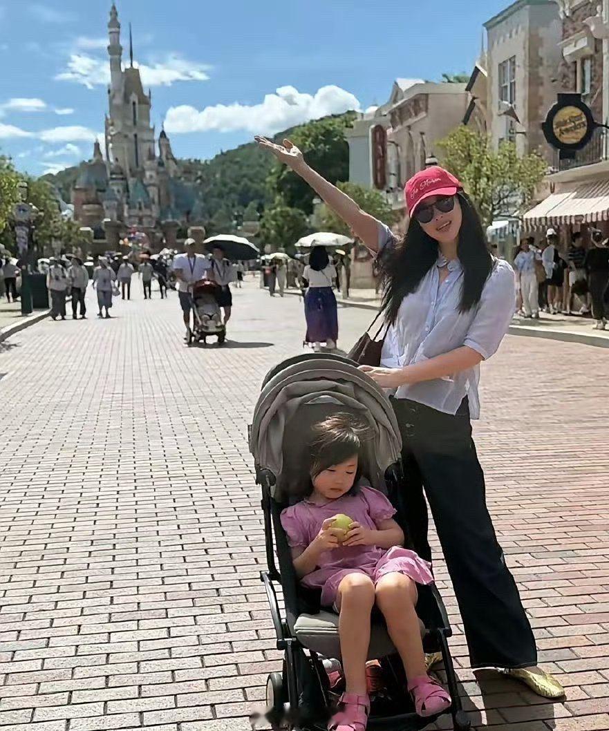 朱珠女儿王珠宝近照，小珠宝的梨涡真像妈妈，可爱又暖心。 ​​​