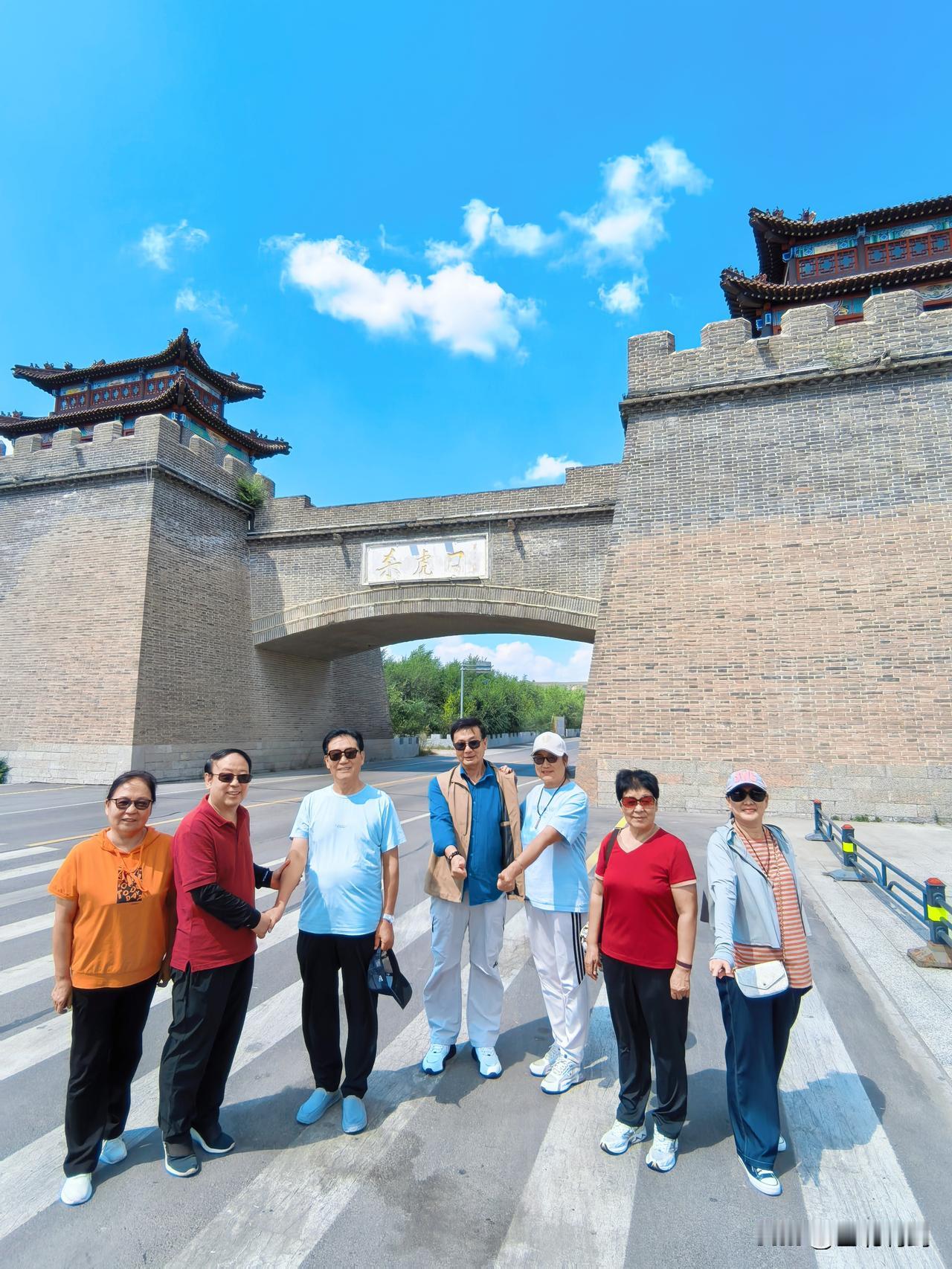 杀虎口，听这名字感觉挺凶险，它原名叫参合口、白狼关，明代更名杀胡口，到了清代，满