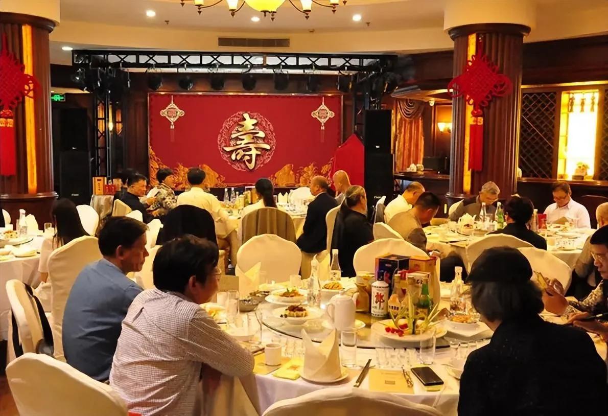 太扎心了！这个月初，我给父亲办60岁酒席。家住河南开封的叔叔一家四口前来喝酒。随