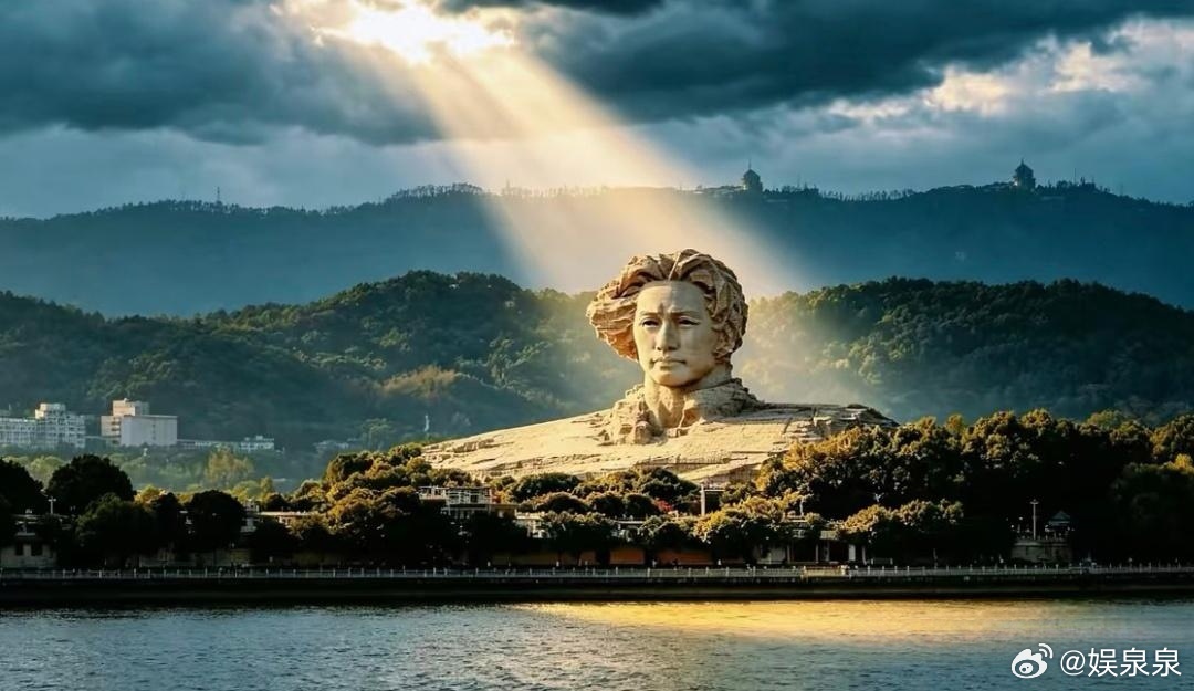 天佑中华江山如此多娇，引无数英雄竞折腰 