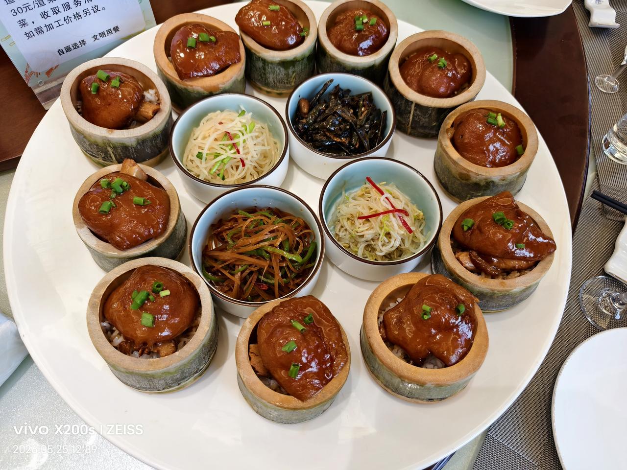 特色小吃
        昨天朋友在随州一家很有名的酒店接春客，我参与其中，东家