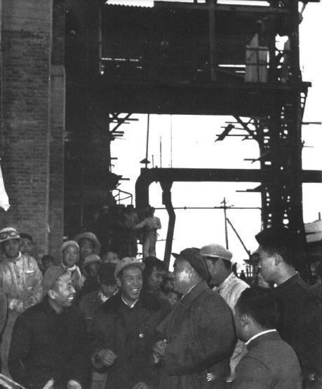 1958年10月15日，朱德视察北京石景山钢铁厂的扩建工程。