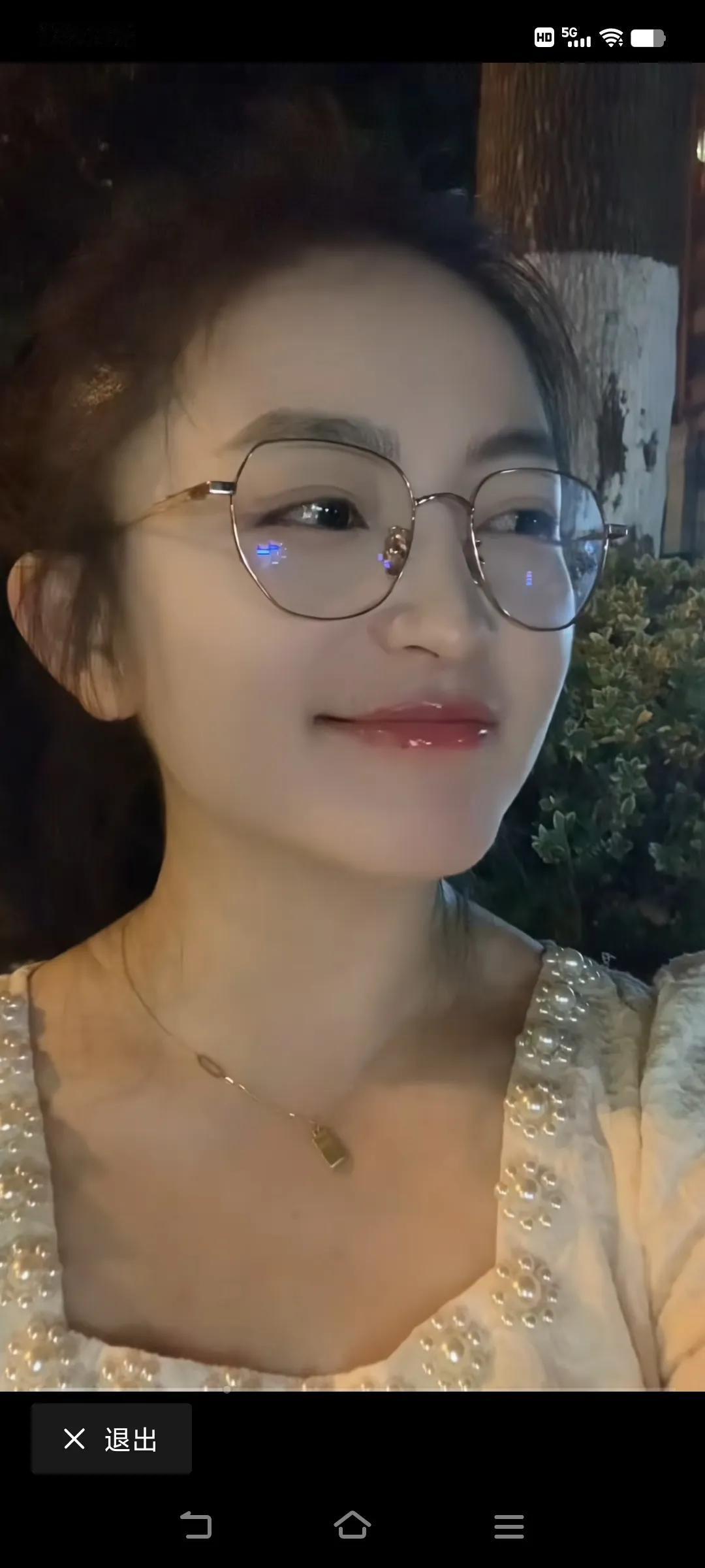 戴眼镜的美女颜值也不低吔，你喜欢戴眼镜的小姐姐吗#甜妹。漂亮姐姐# #分享美女＃