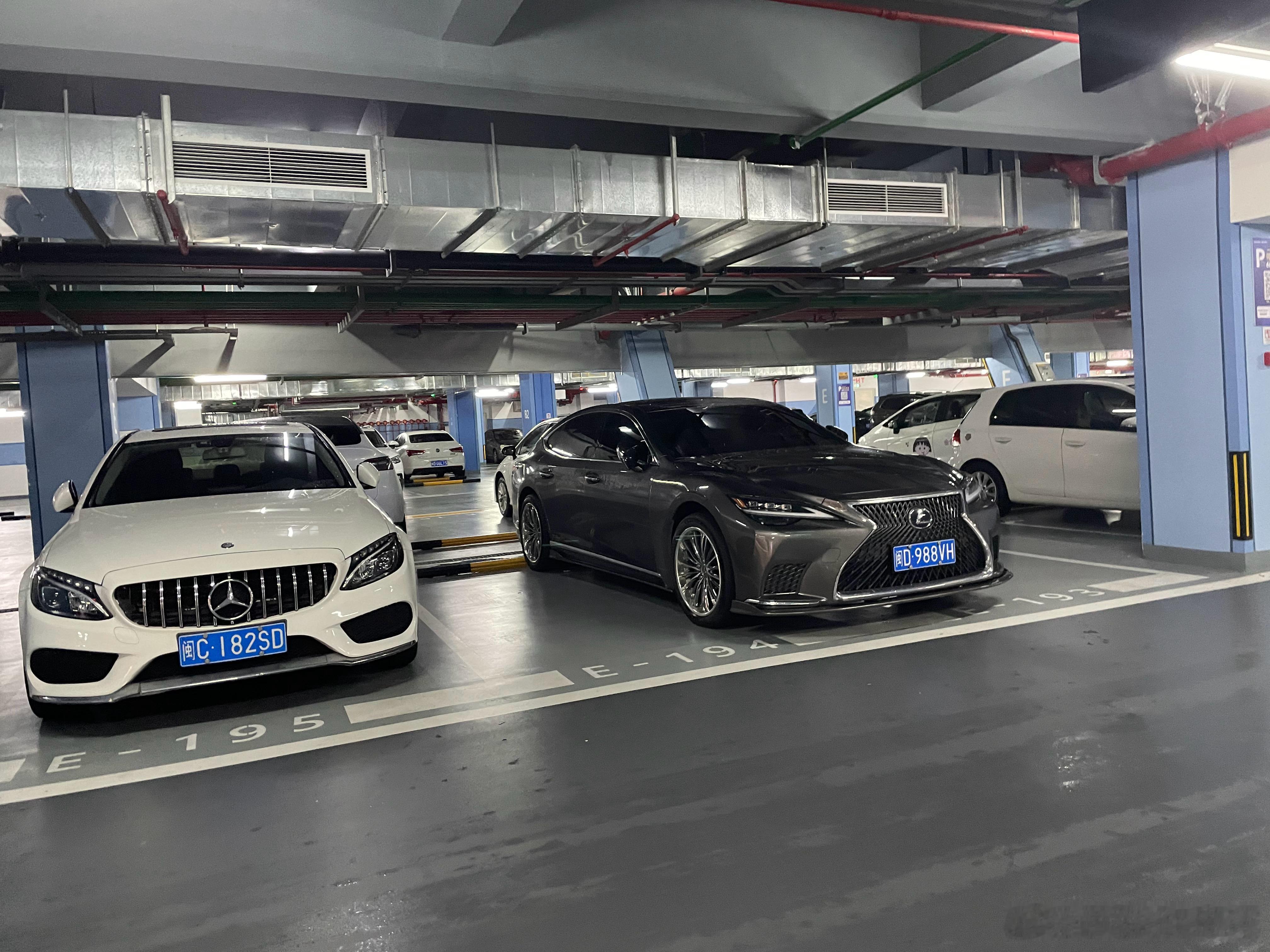这位置停的[允悲]虽然商场空位很多 ​​​