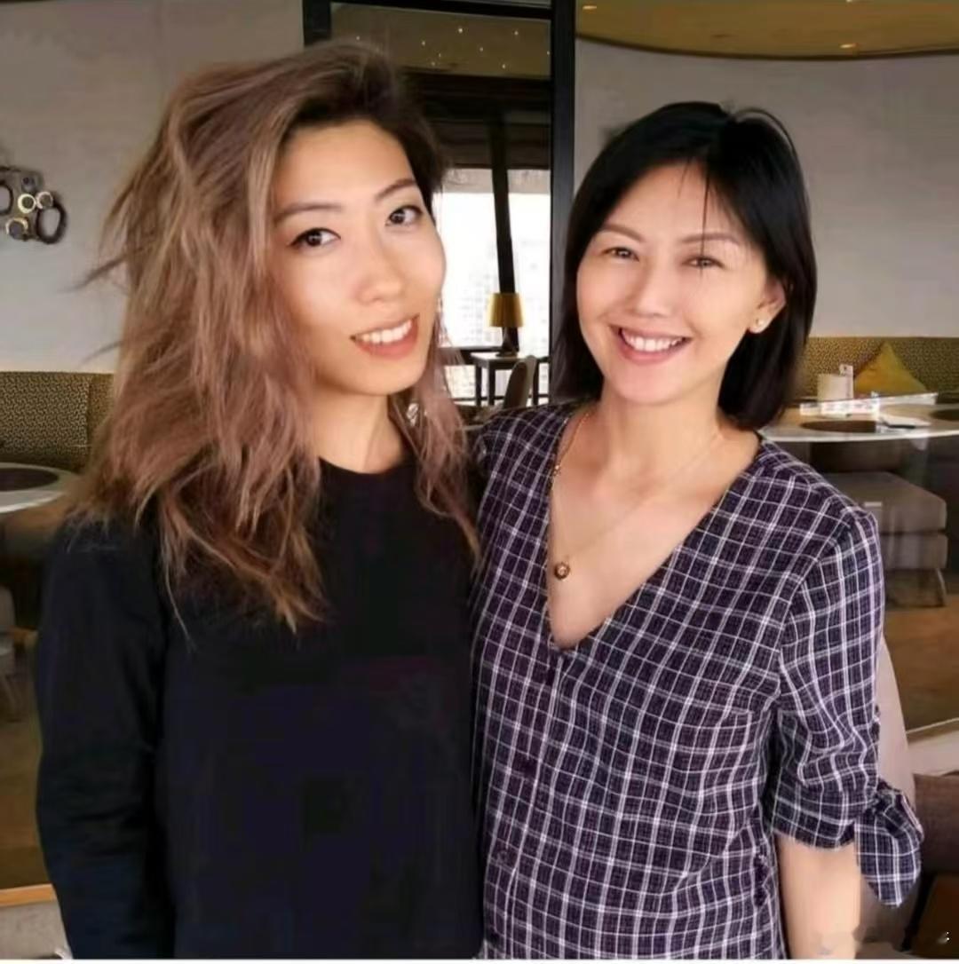 孙燕姿老公 背景中的小圆点是你丈夫 哇 燕姿去旅游了，不知道有没有叫上好姐妹曲婉