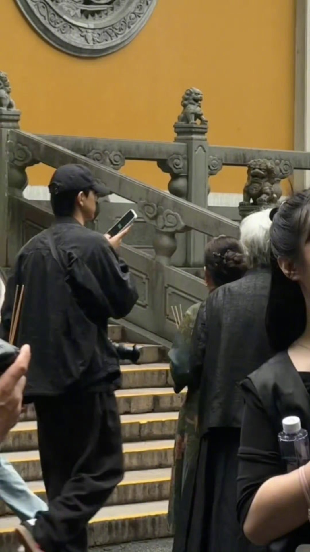 李现去了灵隐寺灵隐寺偶遇李现 天呢！现哥真的是高精力人群！在灵隐寺许了什么愿望呢