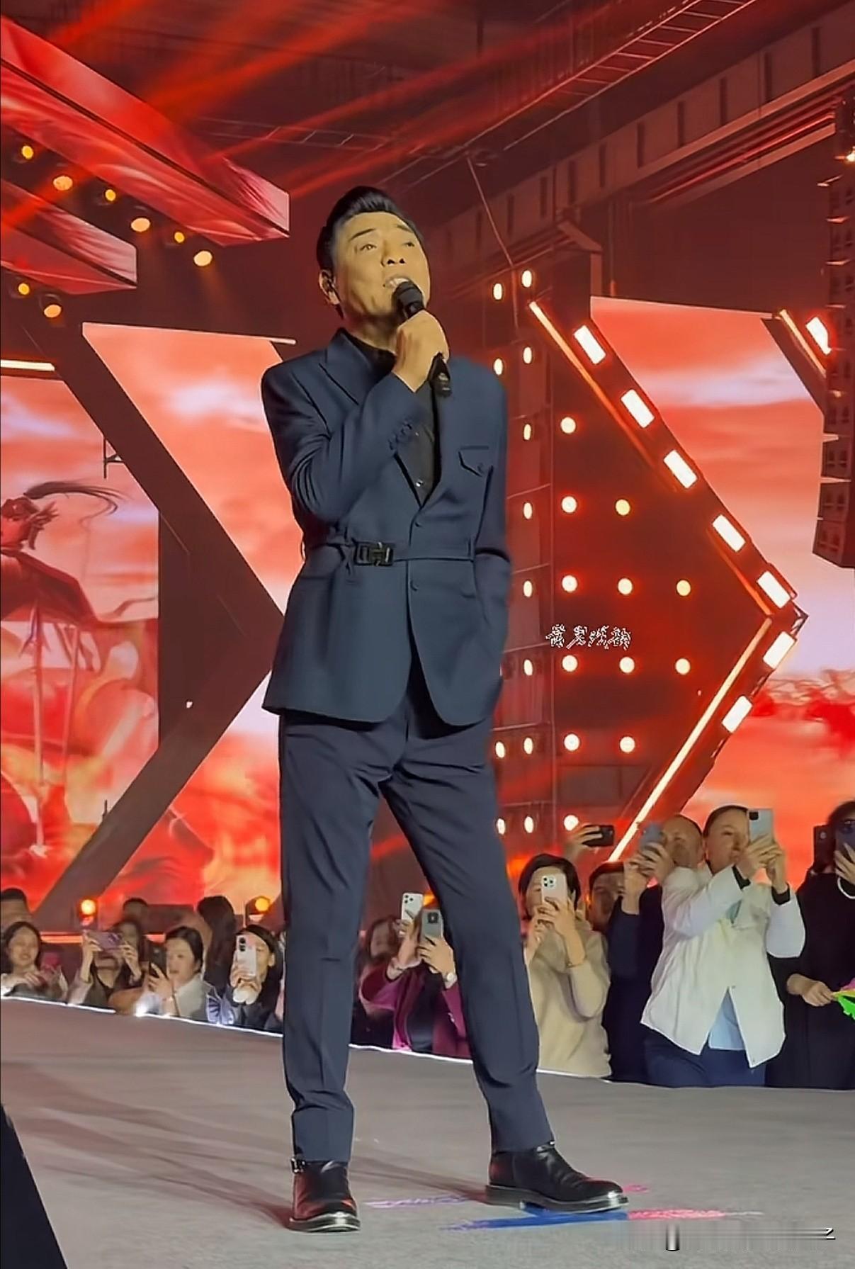 听了屠洪刚老师在河南矿山年会上唱的精忠报国，有一个很大的疑惑，这么热血的歌咋就不