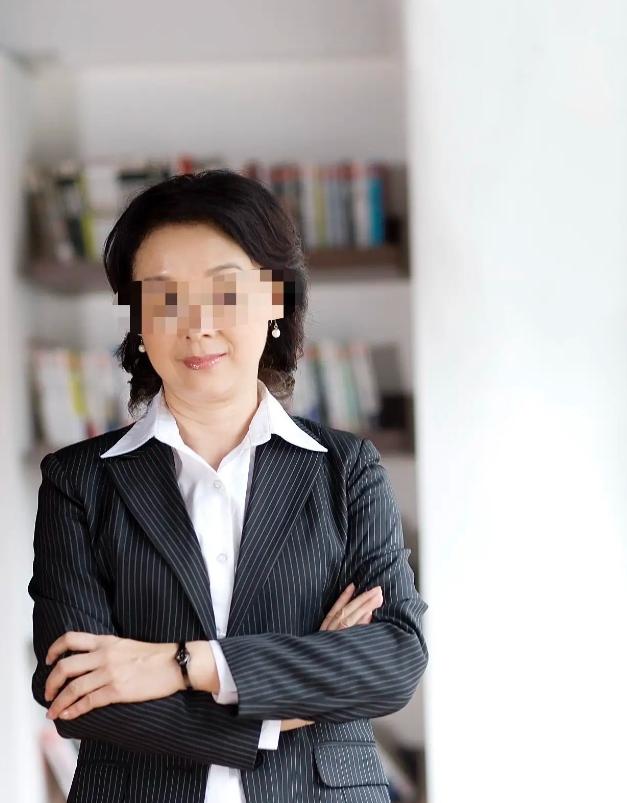 北京，女子刚满50岁，就被公司以到法定退休年龄为由辞退了，女子傻眼，说自己是管理