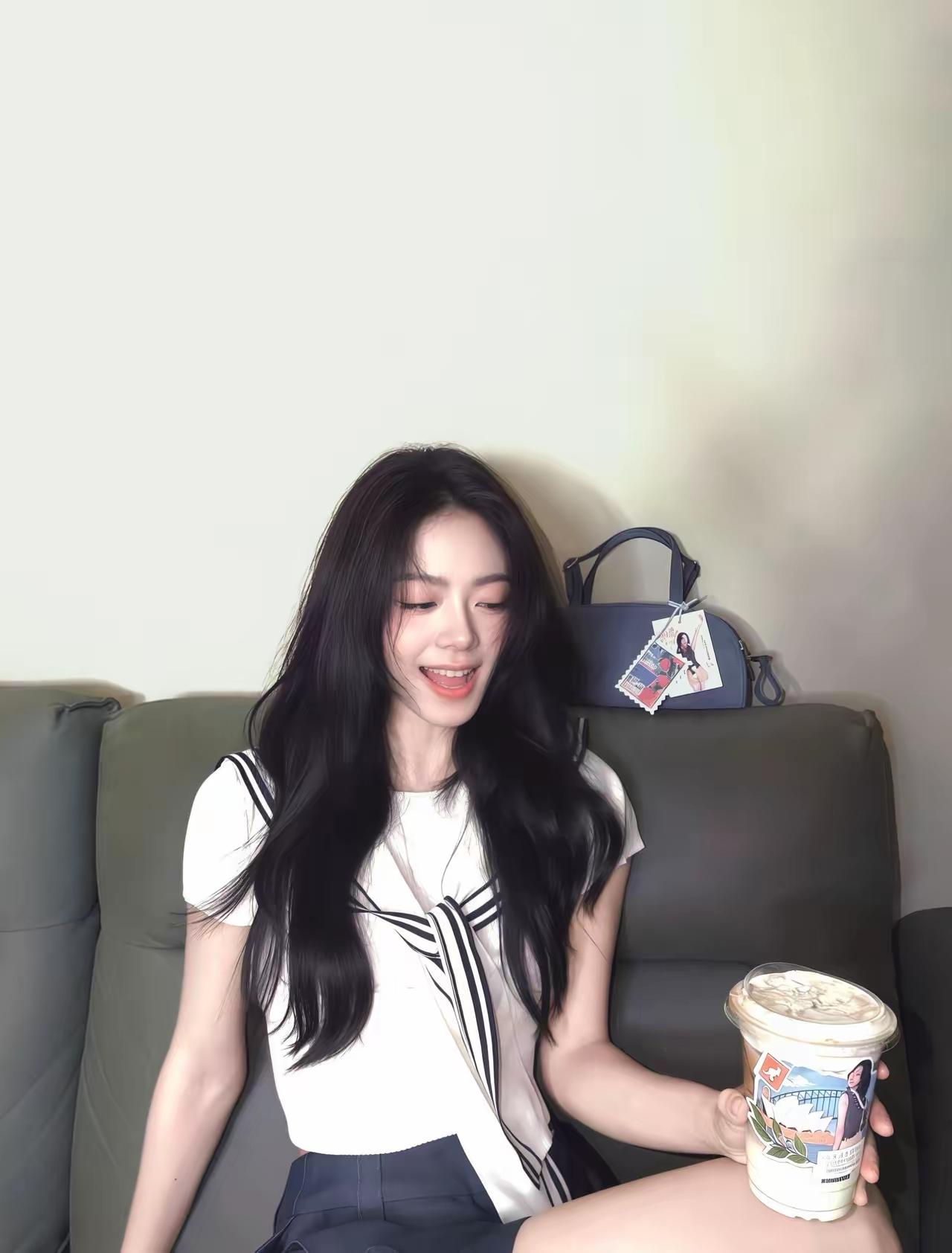 小姐姐在沙发上喝奶茶呢。分享一张你拍的海滩的照片