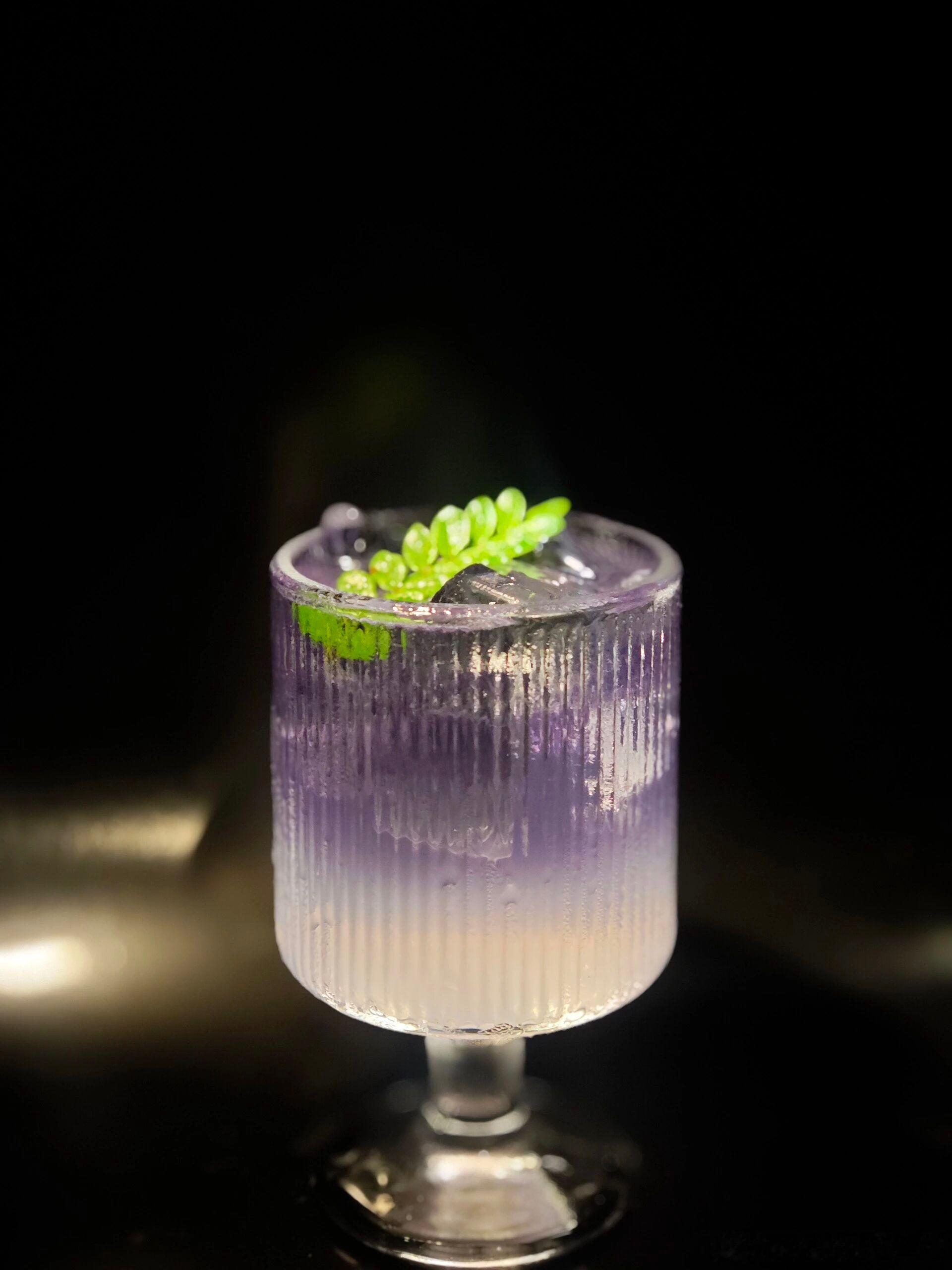生活手记酒入喉时以为能抹平心头所有委屈，到头来不过是借着醉意放大所有遗憾，清醒后