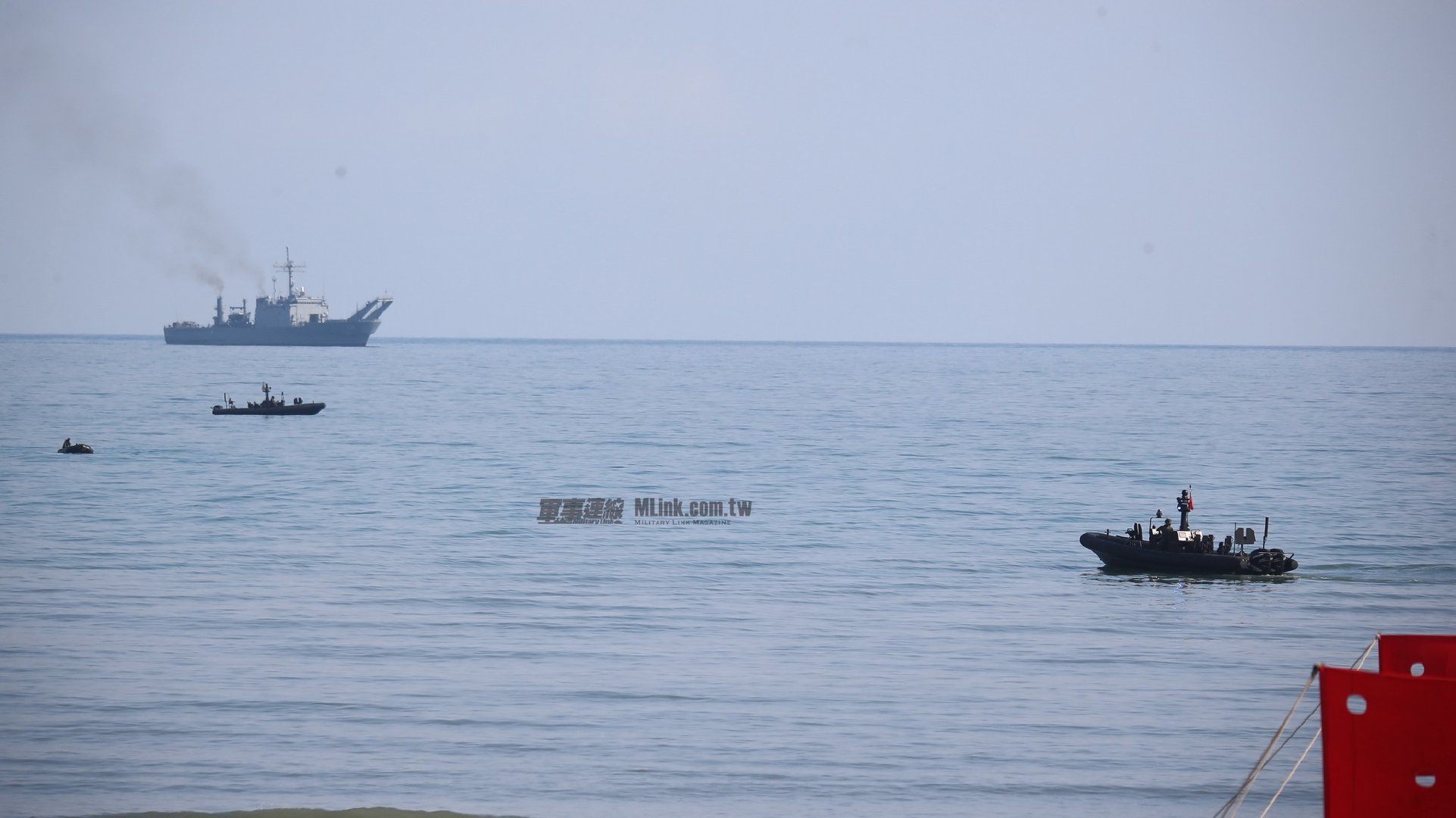 台匪海军今日上午在林口宝斗厝海滩实施AAVP7两栖突击车登陆验证 ​​​