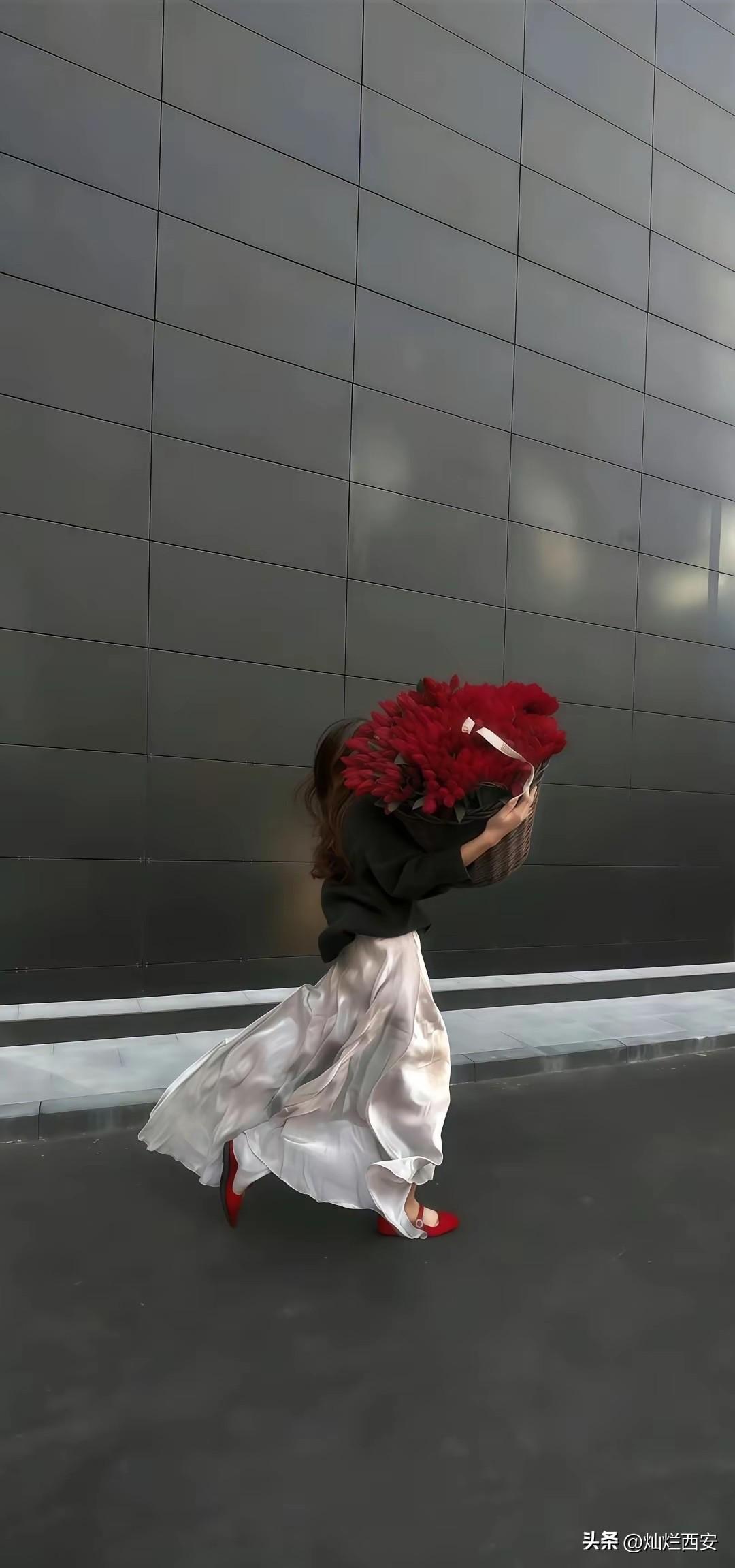 女人，
一定要努力去健身，
去流汗。
因为：
不是衣服好看了，
你就好看了。
而