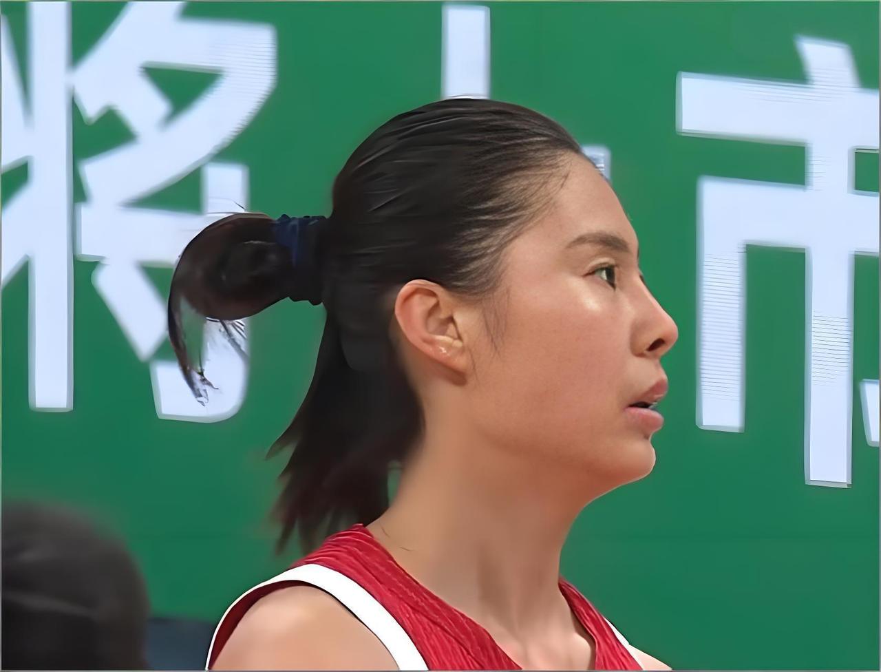 山西女篮新赛季后场“人满为患者”，其实暗藏玄机。
王思雨来了之后，和王佳琦、彭晓