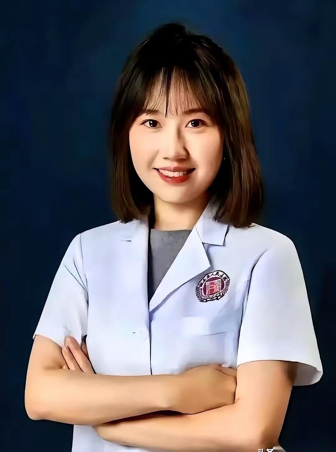 “曾医生”撤职记过的处分尘埃落定，网络上的争论却愈演愈烈。一派怒斥其私德有亏，不