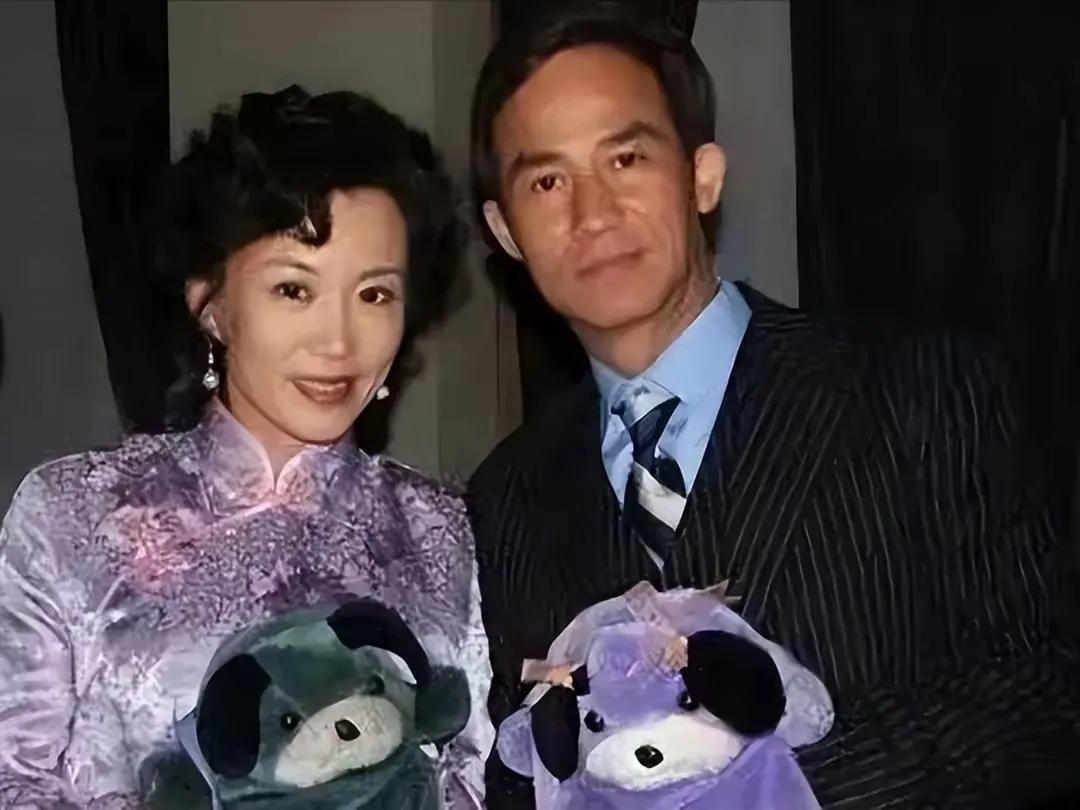 介绍一下香港演员李子雄的两次婚姻。
李子雄前妻方晓虹，是歌手演员，与李子雄因戏结