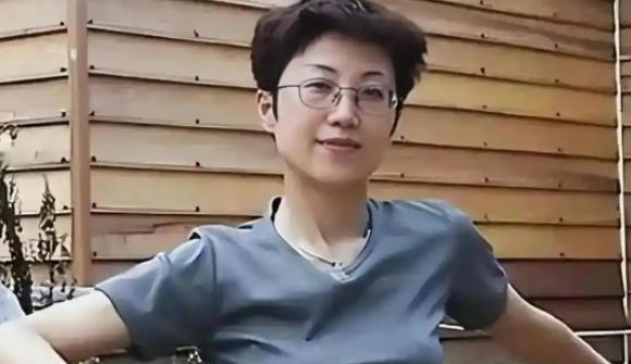 她持美国绿卡带着丈夫和5岁儿子回国探亲，返程在北京首都机场准备离境时，被国家安全