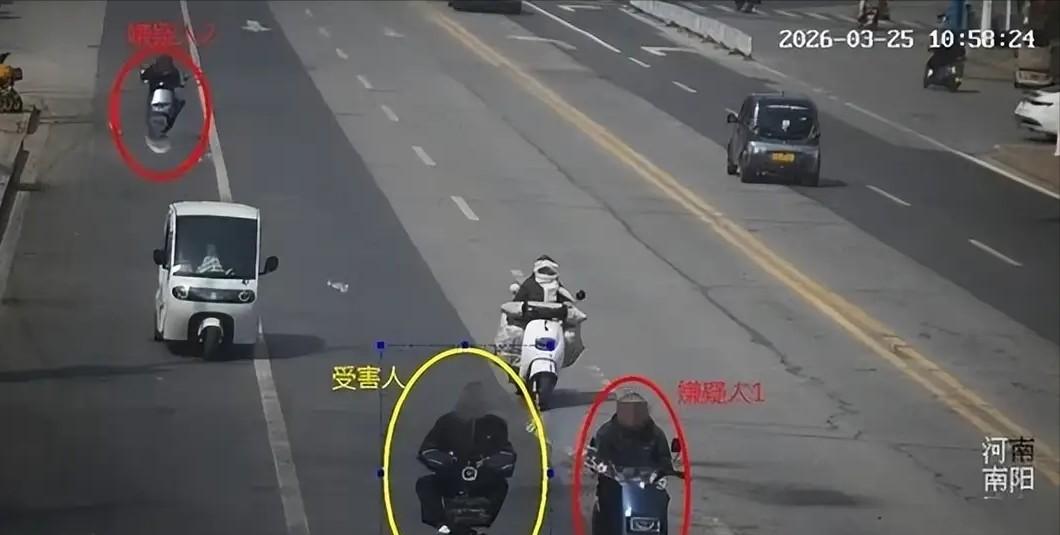 河南南阳，82岁大爷输完液回家路上，被一名自称便衣警察的男子拦下，说他涉嫌嫖娼，