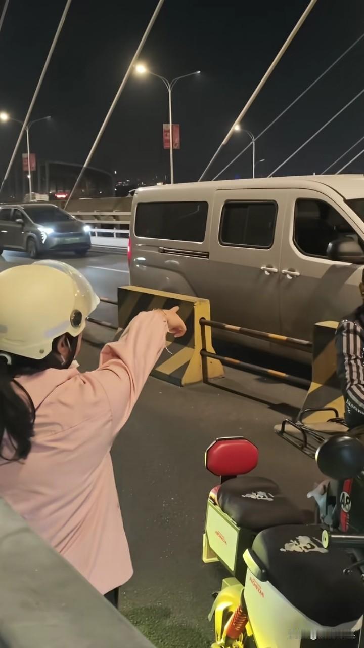 昨天洛溪大桥有人跳桥了，一位面包车司机，据粉色衣服大姐说，跳桥的司机很年轻，二三