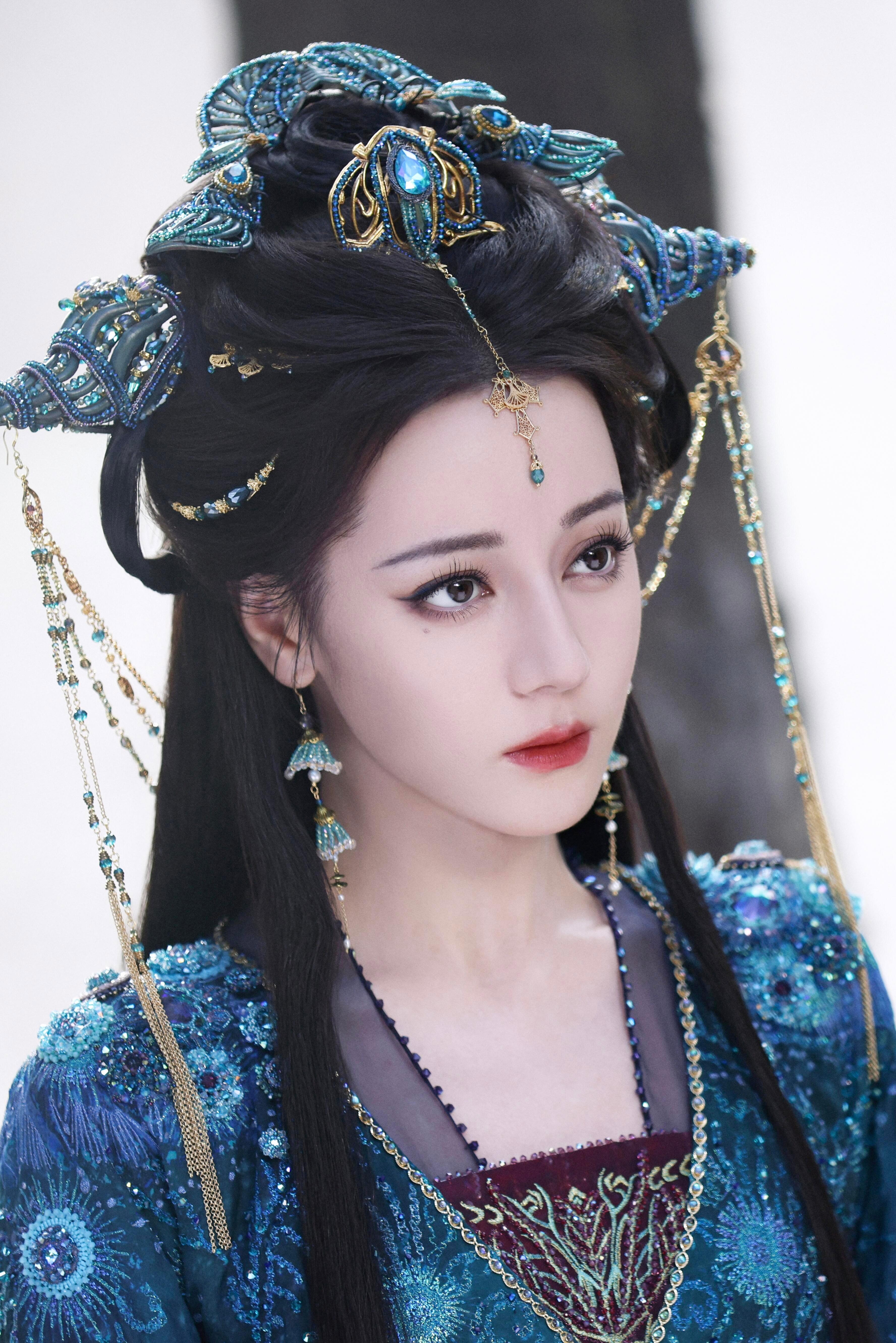 迪丽热巴美人垂泪 看到热巴这段美人垂泪戏真的被戳到了。蹙眉撇嘴，回眸时眼泪无声滑