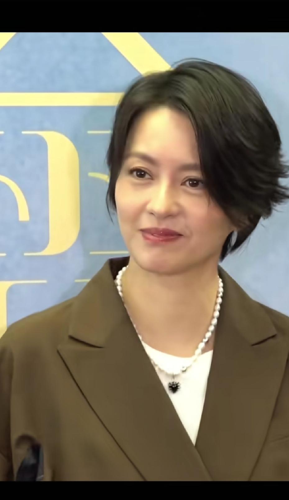 再看四眼钢牙妹，才惊觉时光跨度。戏中人已至半百，看戏的人，也扛了半生风雨。
梁咏