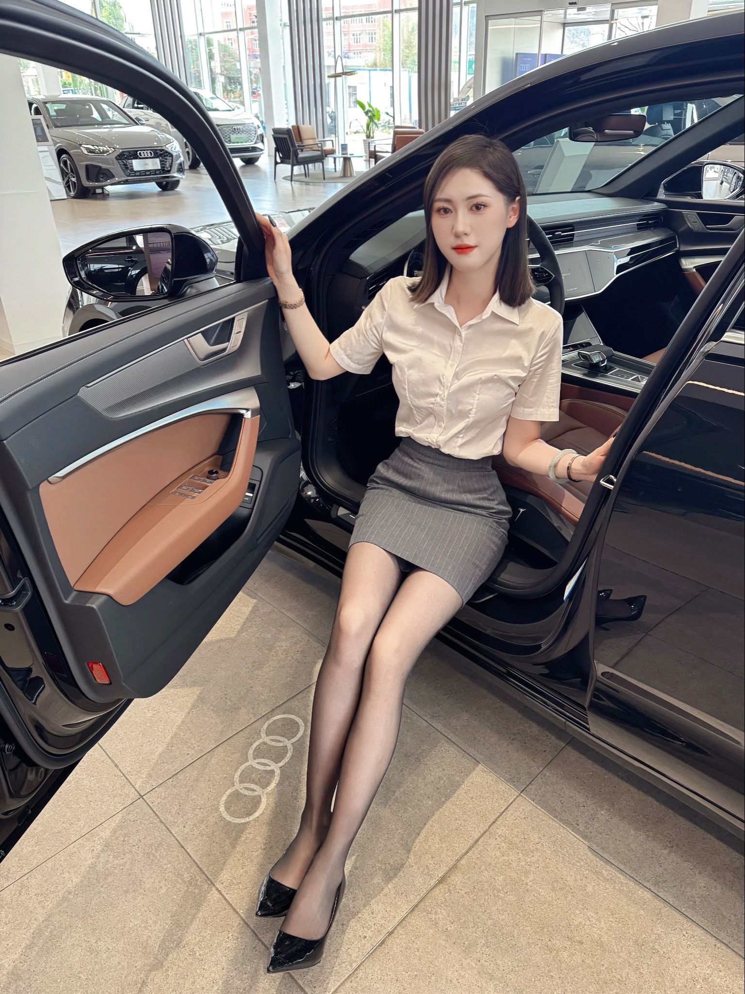 奥迪A6L还是选黑内饰更好看一些[doge] ​​​